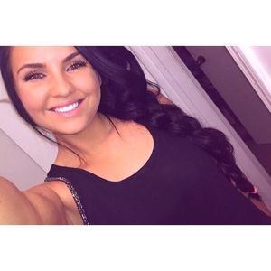 Meet your Posher, Larissa